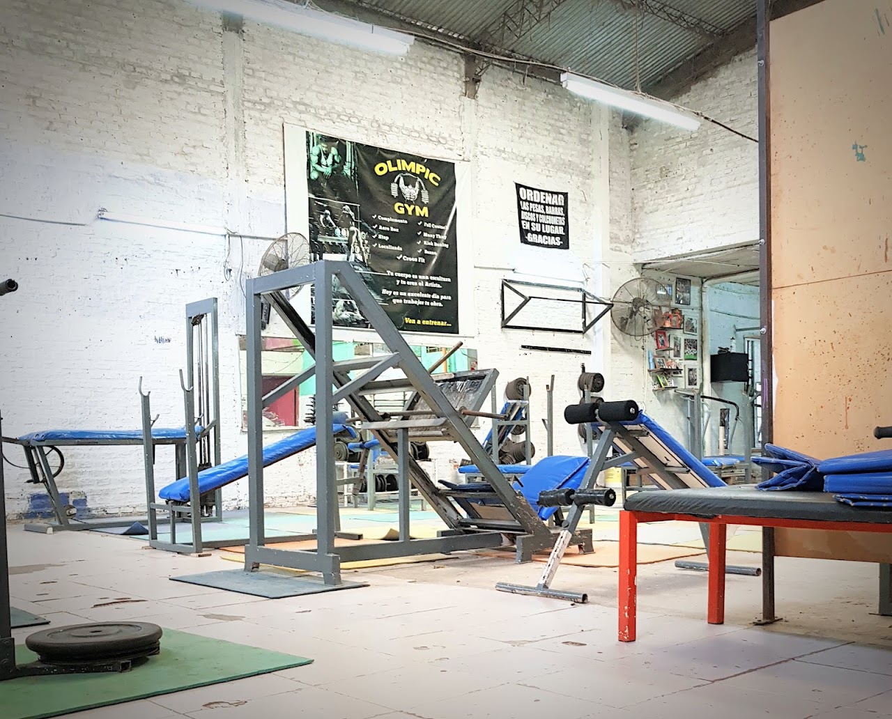 Sector de musculación de Olimpic Gym en Resistencia, Chaco, con máquinas y equipamiento completo